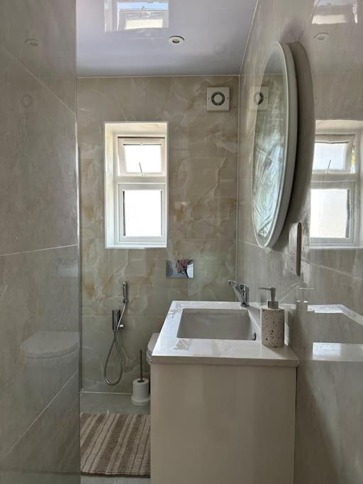 Beautiful 3 Bedroom House In London -Ensuite Bed Room Twickenham Exterior photo